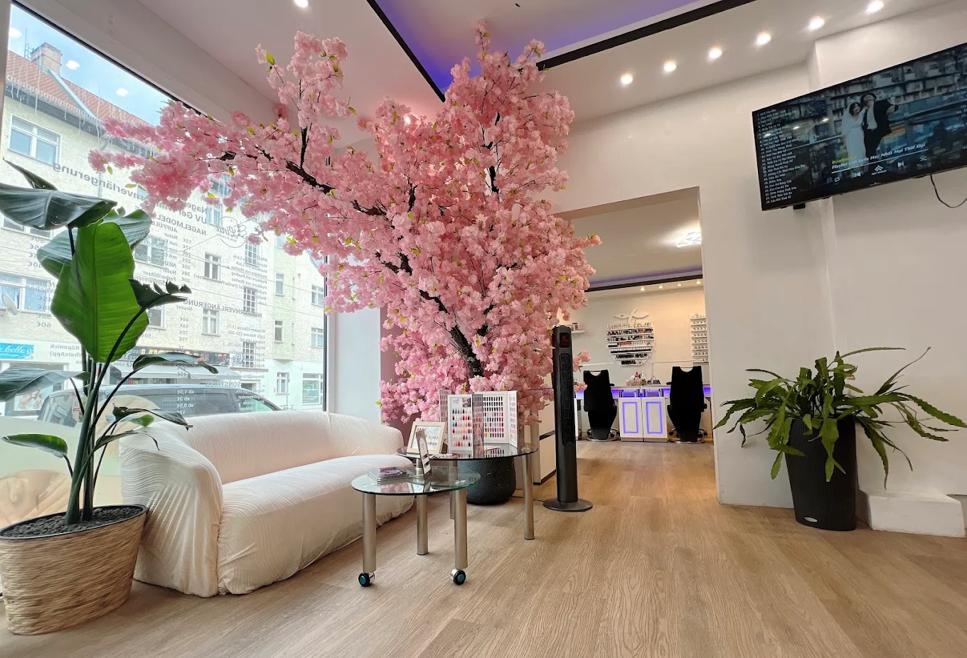 Lounge im Studio Lina Nails & Lashes mit Kirschblütenbaum