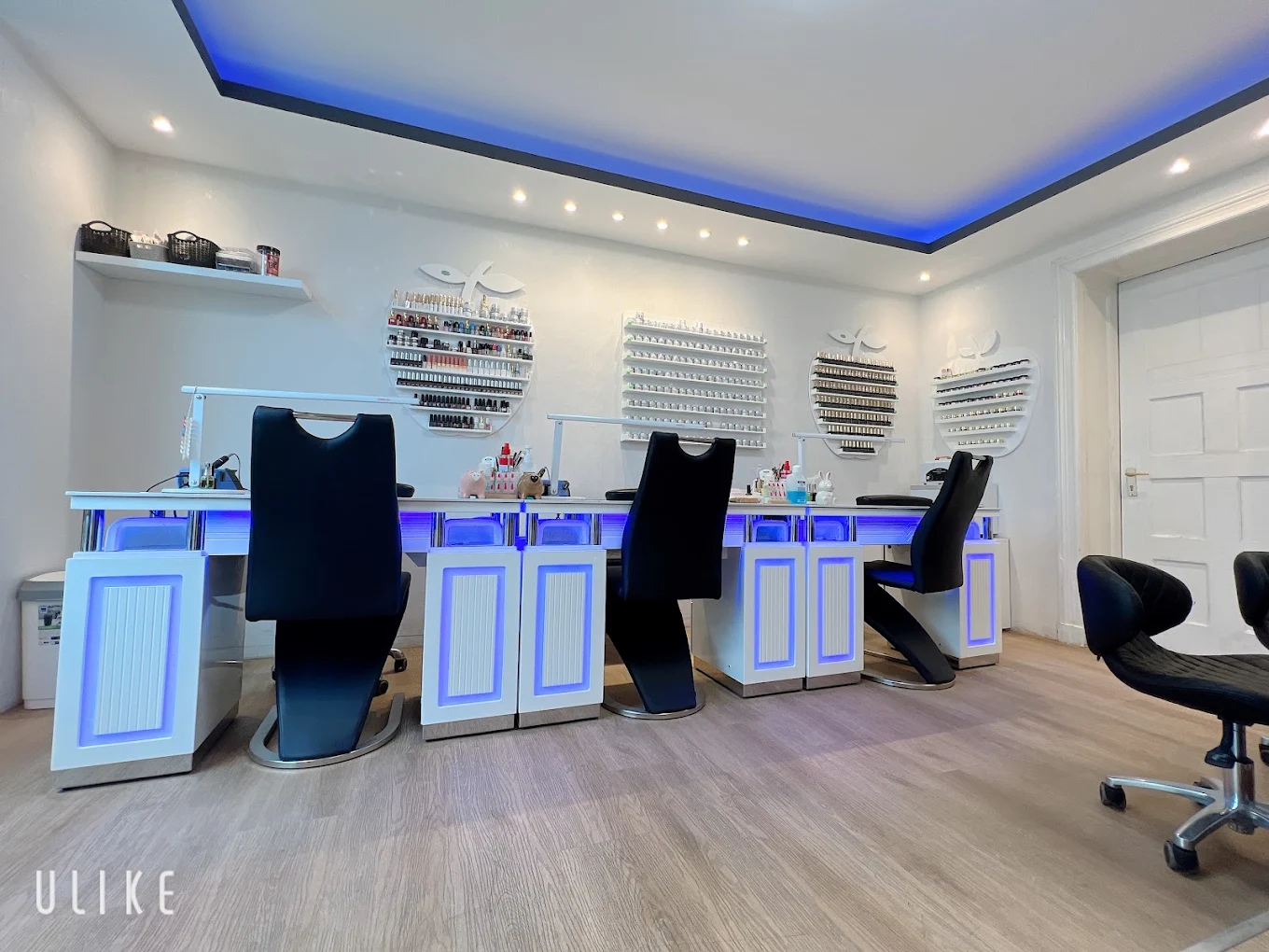 Nagelstudio mit Maniküre-Plätzen