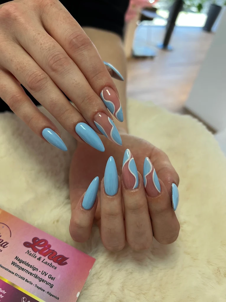 Blaue Mandelnägel mit Nail Art